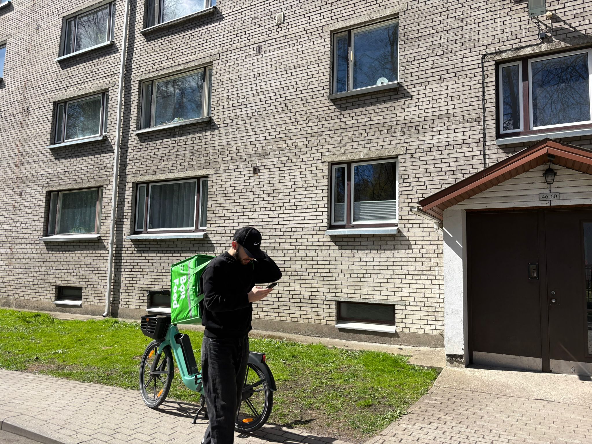 Courier shadowing — field research during a Bolt delivery handoff
