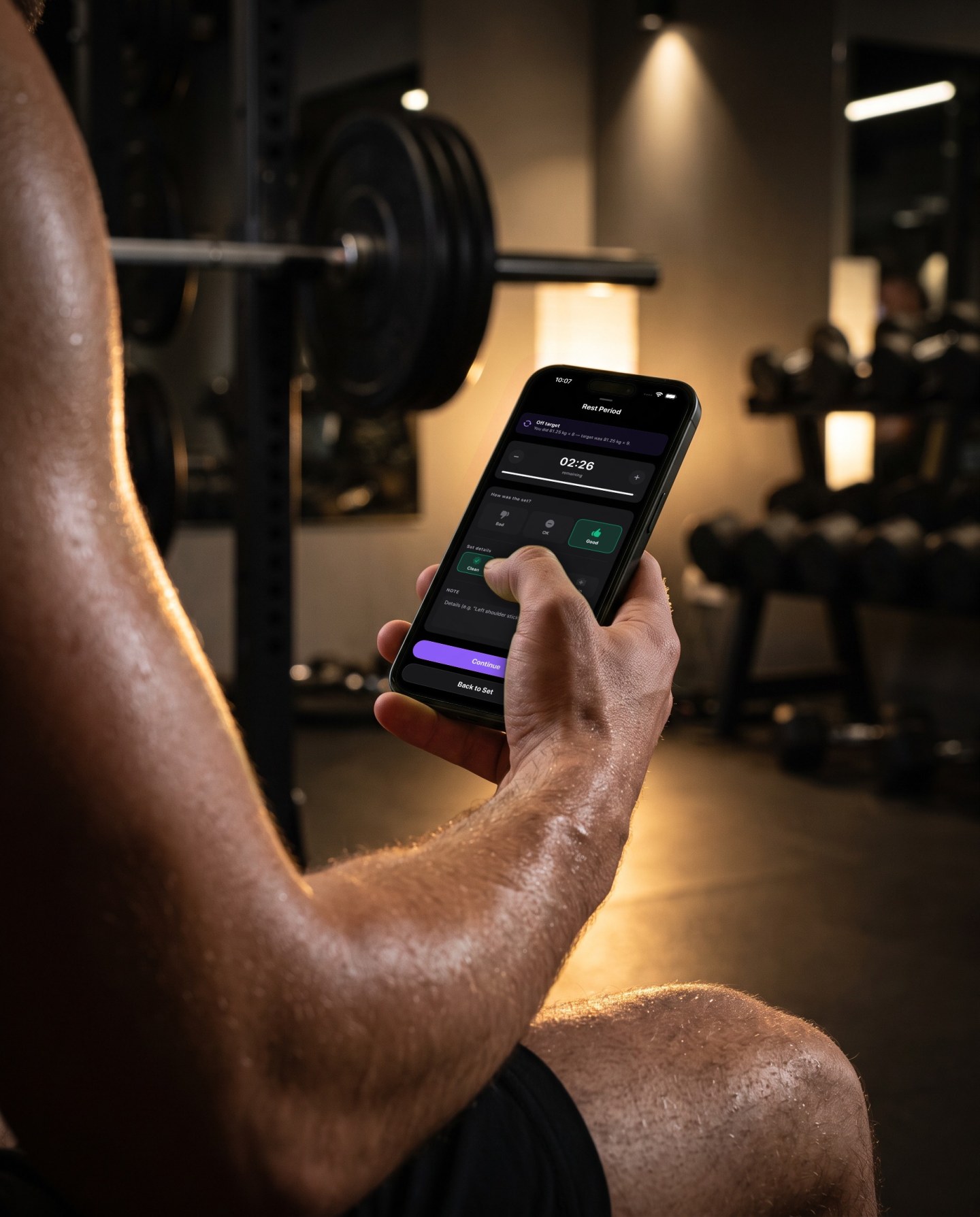 Sitting on the bench during the rest, a thumb rates the last set in Reps while the rest timer runs, with the question how the set was and the answers good and clean
